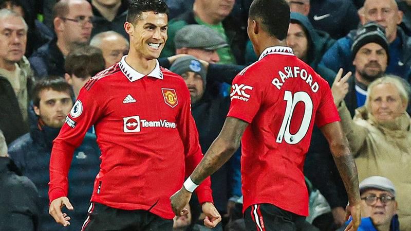 Kết quả Premier League: Ronaldo ghi bàn thứ 700 giúp MU áp sát Top 4