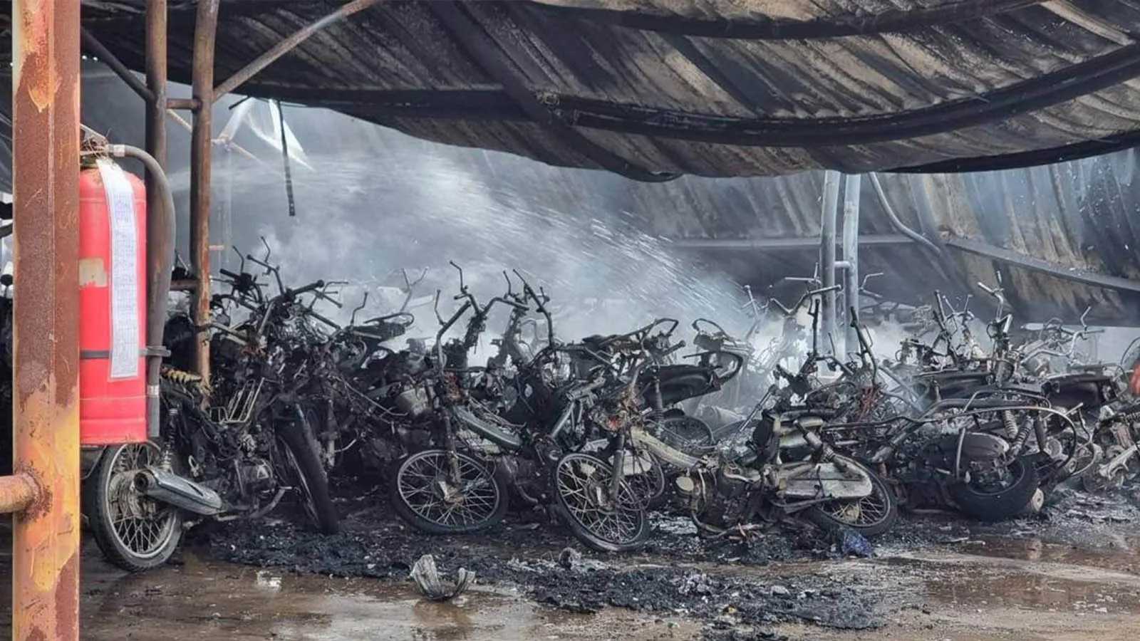 Cháy lán để xe, hàng trăm xe máy của công nhân bị thiêu rụi