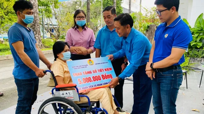 Trao tặng sổ tiết kiệm đến đoàn viên mắc bệnh hiểm nghèo