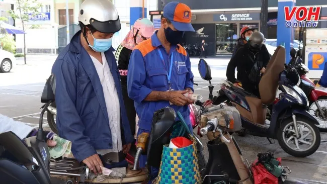 Xăng tăng nhẹ, dầu tăng mạnh