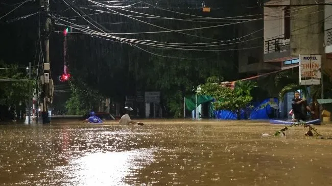 Cập nhật tình hình mưa lũ miền Trung: TP Quy Nhơn có nơi ngập cả mét