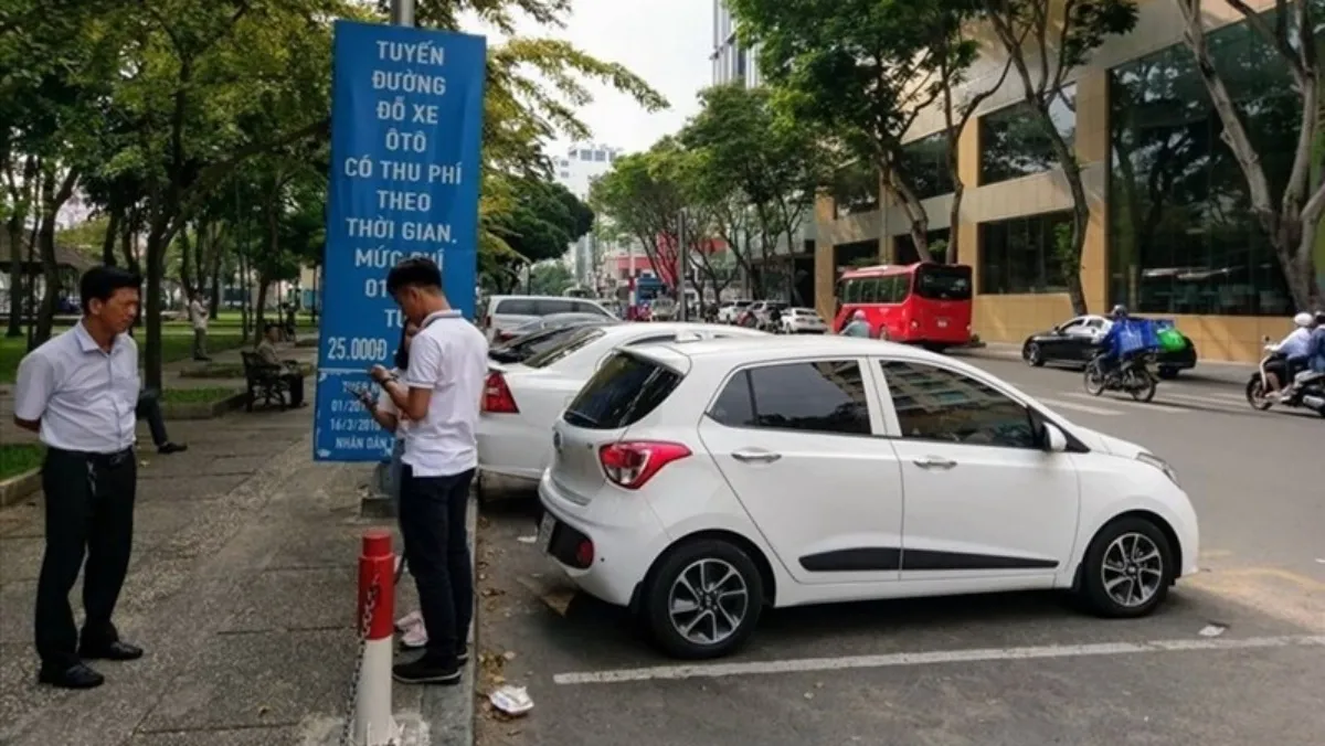 Phạt 6,5 triệu đồng người đàn ông đánh nữ nhân viên thu phí ô tô đậu lòng đường
