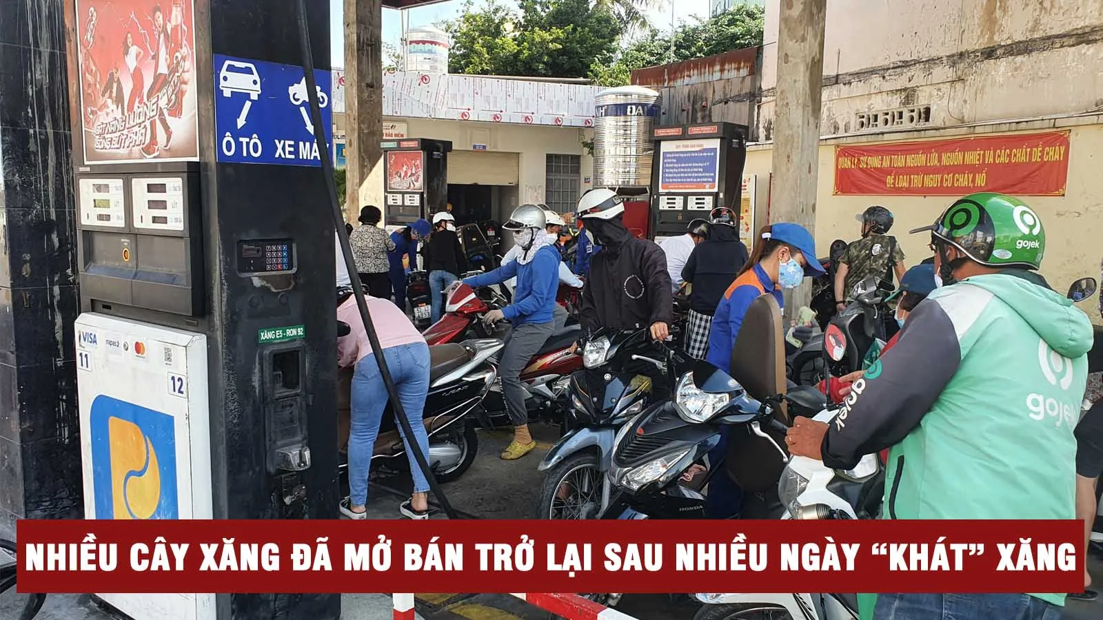 Người dân ở TP.HCM đã dễ dàng mua xăng nhưng tình trạng bán “nhỏ giọt” vẫn còn