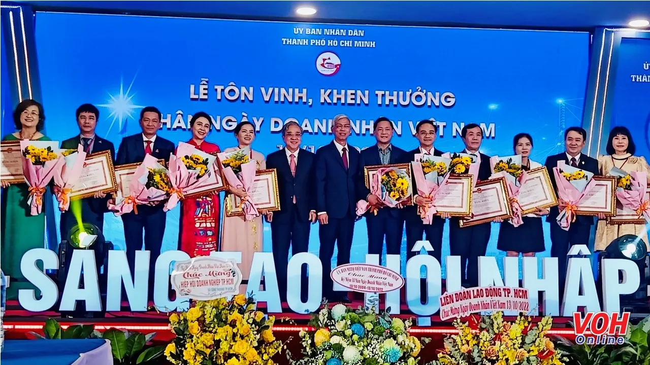 TPHCM tuyên dương 98 doanh nghiệp và 98 doanh nhân tiêu biểu