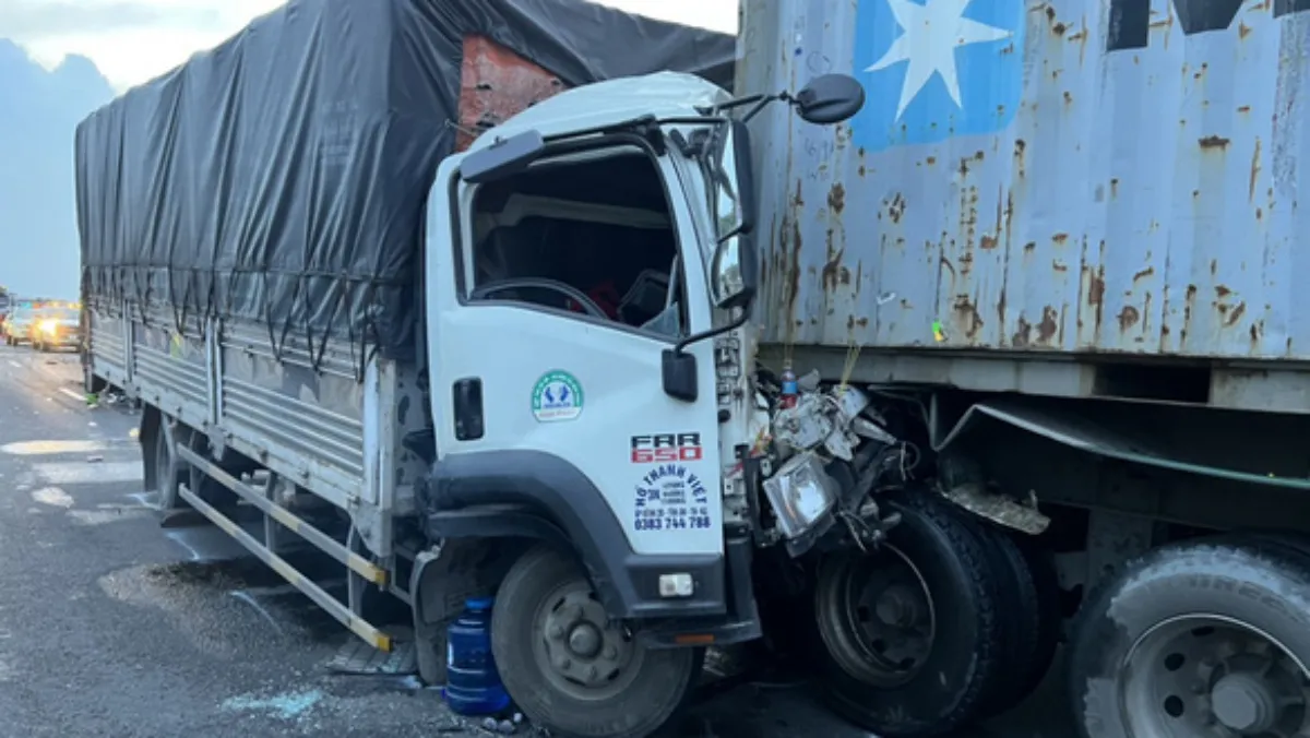 Tin tức tai nạn giao thông hôm nay 14/10/2022: Xe tải mắc kẹt giữa 2 xe container, tài xế tử vong