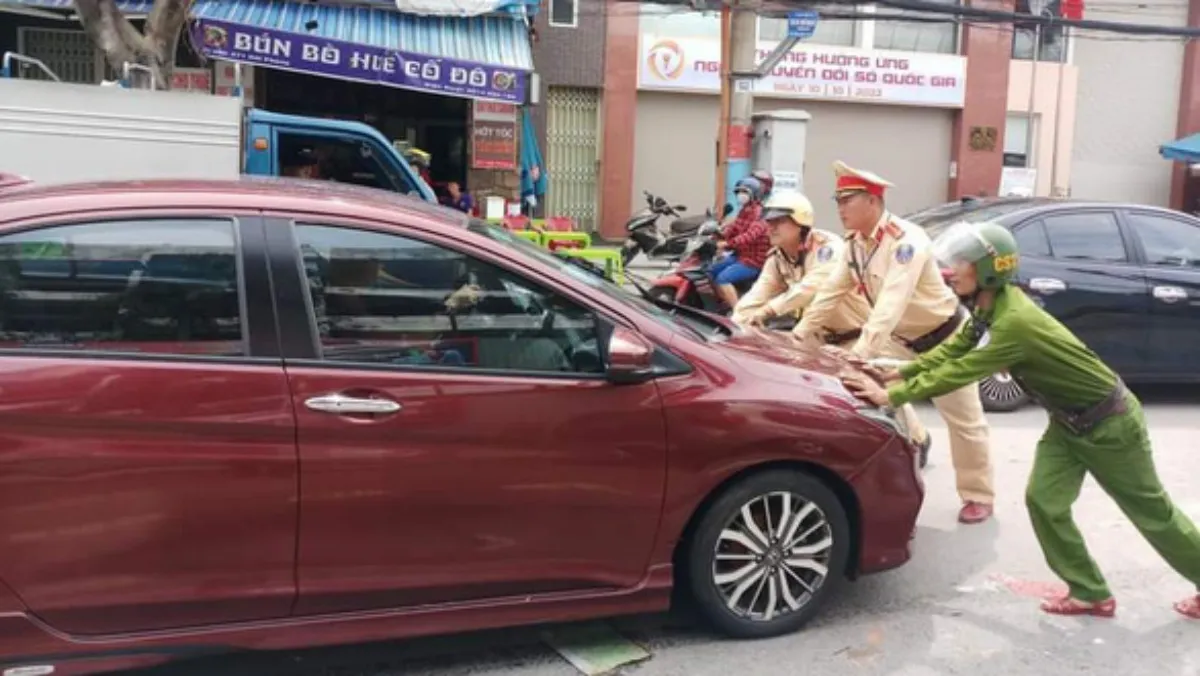 Cứu hàng trăm xế hộp sau khi ngâm mình trong trận lũ lịch sử tại Đà Nẵng