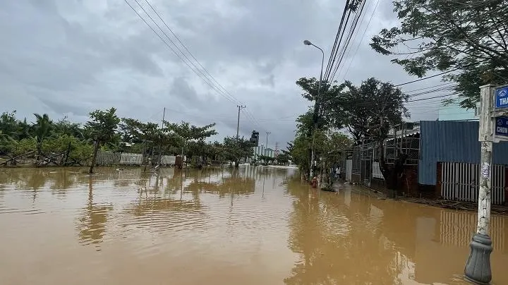 Đà Nẵng: 4 người chết, hơn 500 ô tô hư hỏng, các quận nội thành ngập sâu trong nước