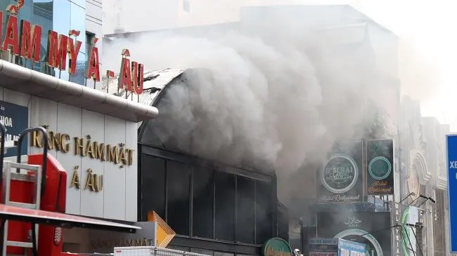 Cháy lớn tại quán bar gần chợ Bến Thành