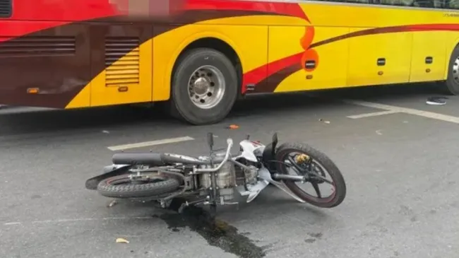 TPHCM: Một học sinh bị thương nặng sau va chạm với xe khách