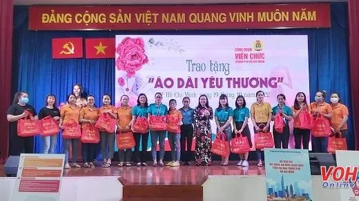 Gần 3.000 áo dài, vải may áo dài tặng nữ công nhân