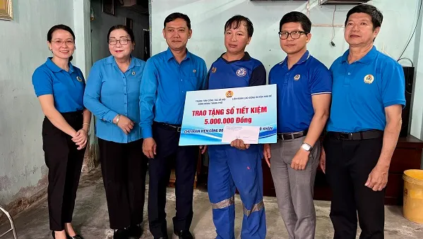 Tặng sổ tiết kiệm cho 2 trường công nhân bị tai nạn lao động có hoàn cảnh khó khăn