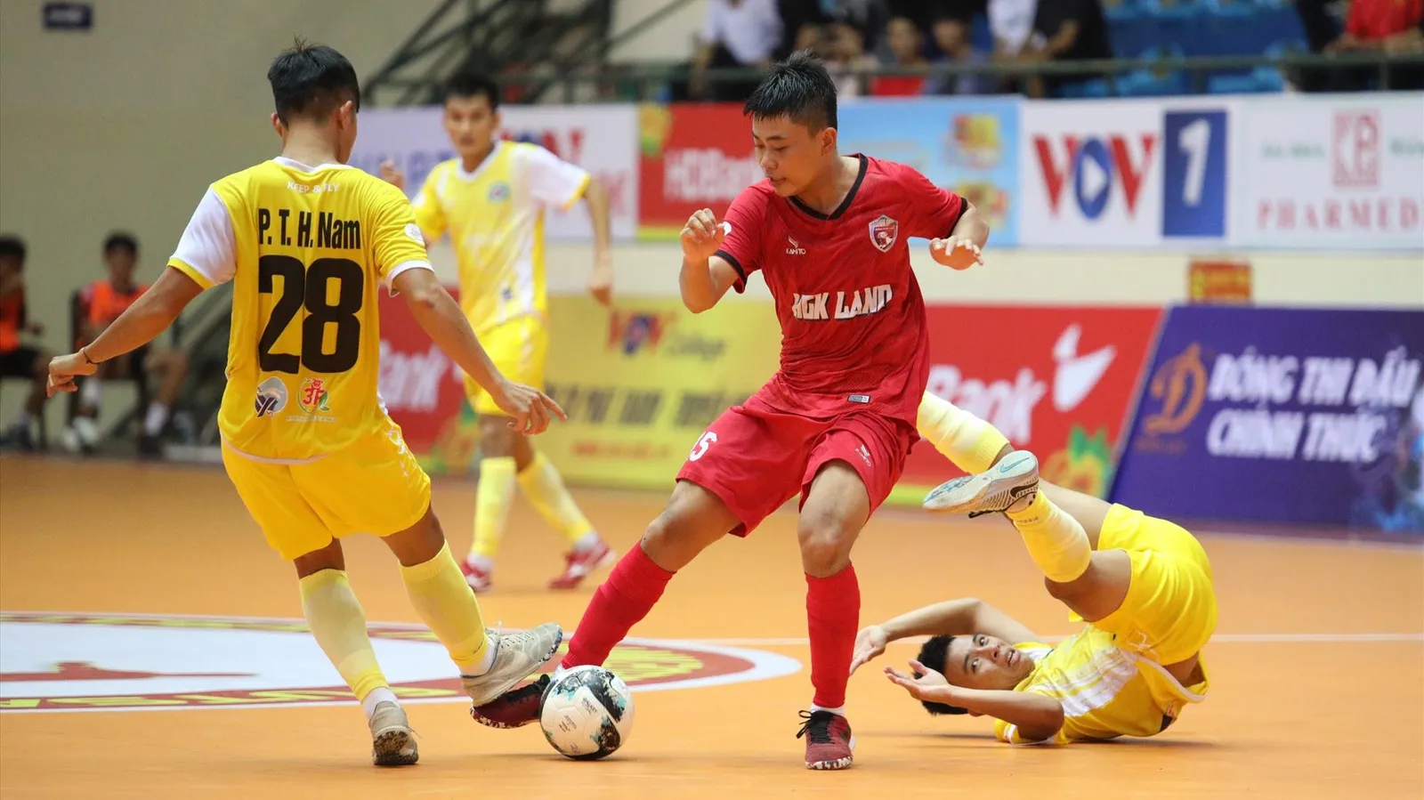 Bóng đá Việt Nam: Zetbit Sài Gòn lên nhì bảng giải futsal VĐQG