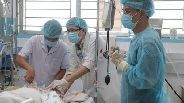 Hơn 16.000 nhân viên giáo dục, 12.000 nhân viên y tế thôi việc, vì sao?