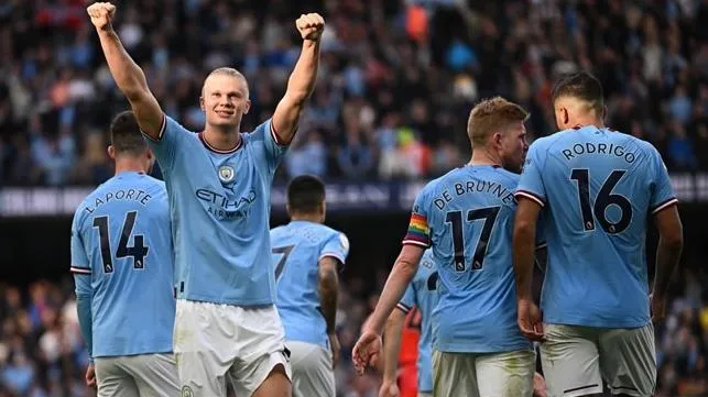 Haaland lại khai hỏa, Man City chỉ còn kém Arsenal 1 điểm