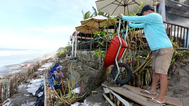 Sóng biển xâm thực phá hủy nhà, hàng quán ở bờ biển Cửa Đại, Hội An