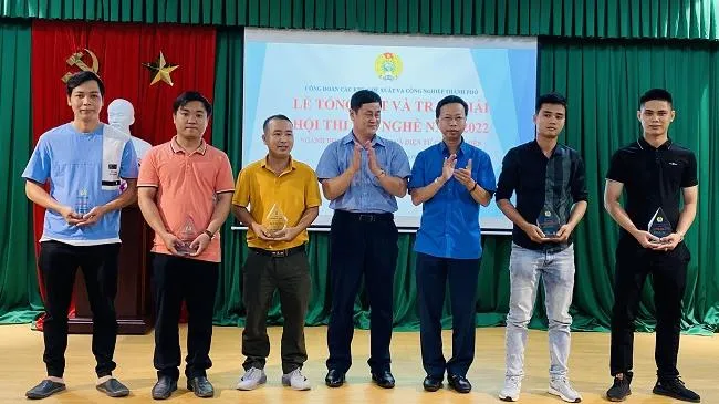 Trao 2 giải bàn tày vàng nghề Điện công nghiệp và Điện tử Công nghiệp năm 2022.