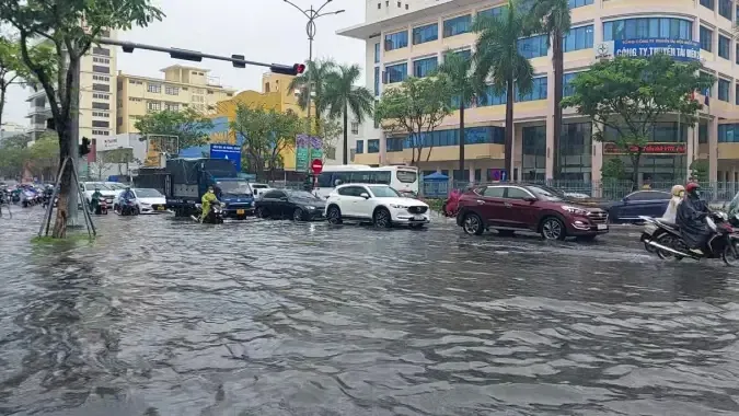 Đà Nẵng: Mưa lớn ngập cục bộ, nhiều trường cho học sinh nghỉ học