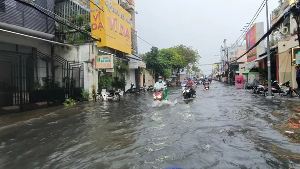 TPHCM, Cần Thơ: Mưa lớn, người dân chật vật giờ tan tầm