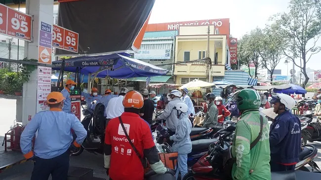 Buổi sáng người dân TPHCM chật vật đổ xăng đến trưa hạ nhiệt