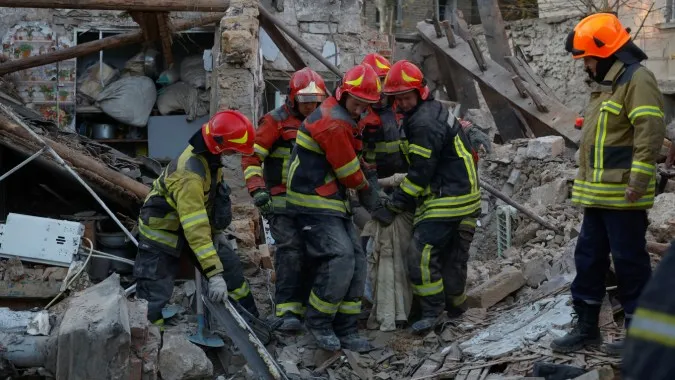 Ukraine cáo buộc Nga phóng tên lửa vào một tòa chung cư