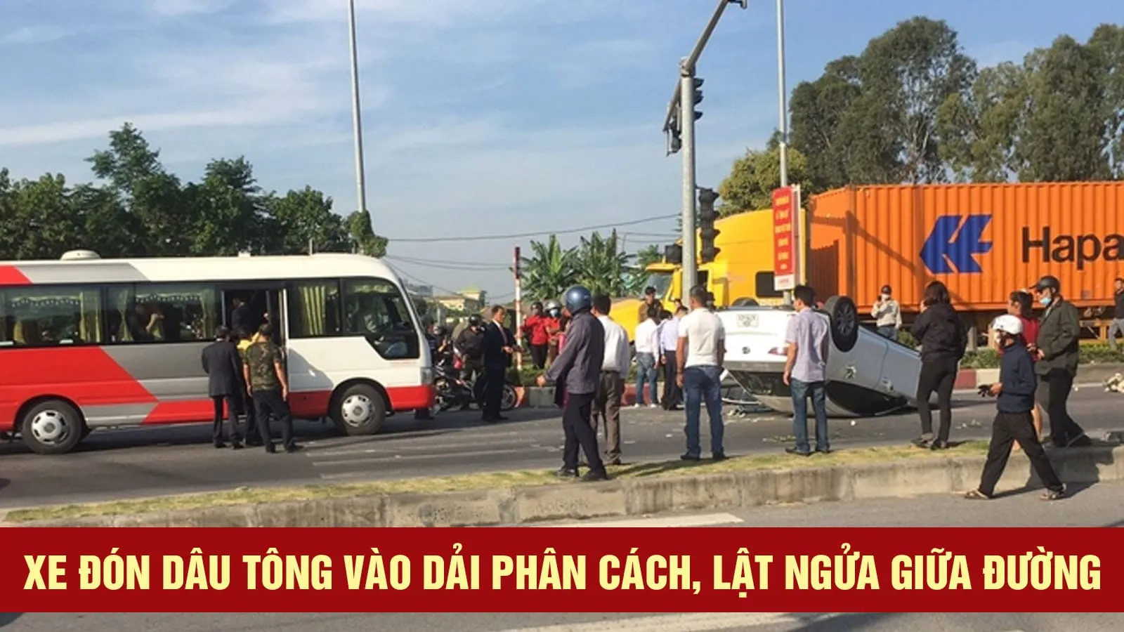 Hải Phòng: Xe đón dâu tông vào dải phân cách, lật ngửa giữa đường