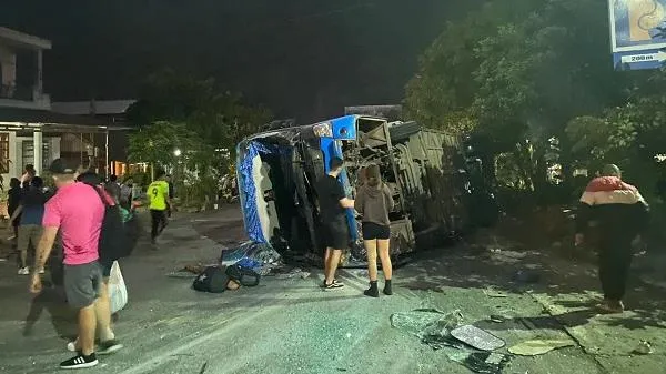 Xe khách chở 44 người bị lật, người bị thương phần lớn là du khách nước ngoài