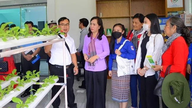 Sinh viên Lào, Campuchia tham quan các mô hình sản xuất nông nghiệp ứng dụng công nghệ cao
