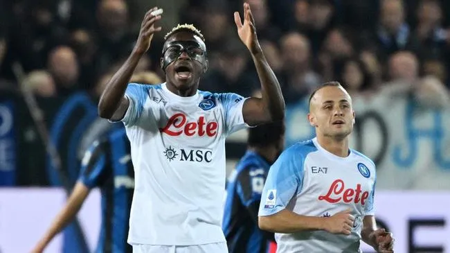 Napoli củng cố ngôi đầu và giúp Milan chiếm ngôi nhì Serie A