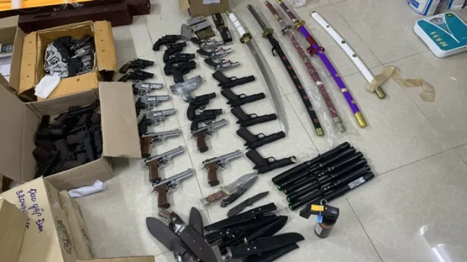 Triệt phá đường dây mua bán súng, đạn, đao kiếm quy mô lớn ở TPHCM