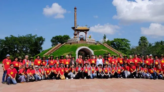 Văn nghệ sĩ TPHCM bắt đầu hành trình về nguồn “Âm vang Trường Sơn”