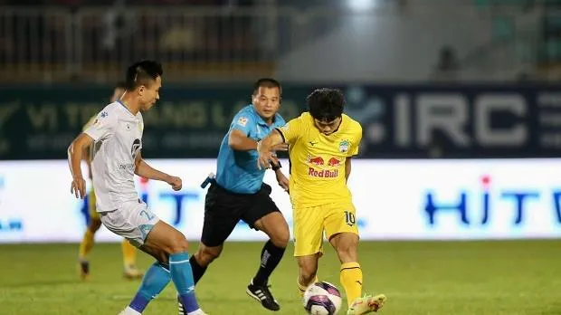 V-League: Công Phượng vắng mặt vì chấn thương, Hải Phòng lại bị phạt