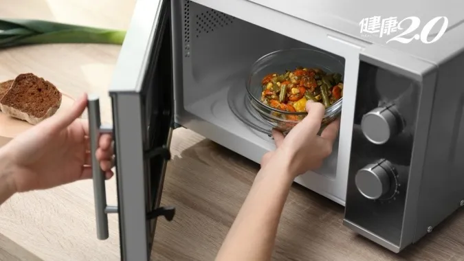 4 loại thực phẩm không thể dùng trong lò vi sóng!