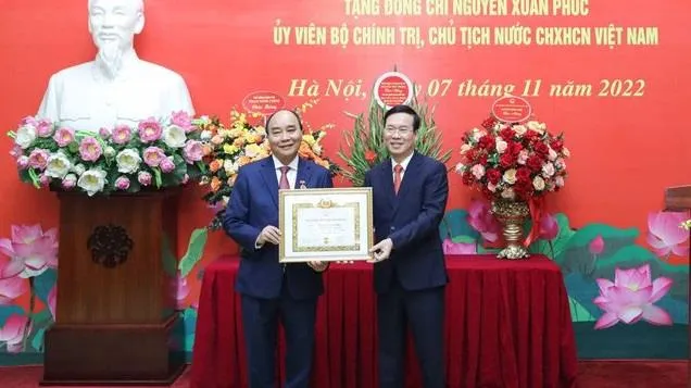 Trao Huy hiệu 40 năm tuổi Đảng tặng Chủ tịch nước Nguyễn Xuân Phúc