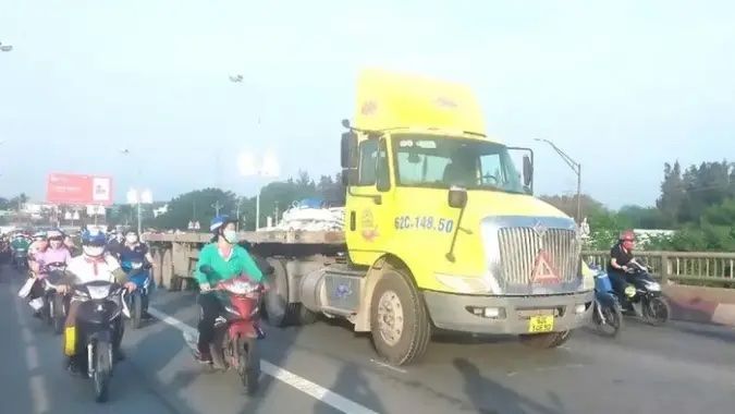 Tin tức tai nạn giao thông hôm nay 9/11/2022: Xe container cuốn xe máy vào gầm; Ôtô tông đuôi xe tải