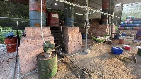 Nghệ An: Phát hiện xưởng tái chế dầu nhớt khủng trong rừng, thu giữ 45 tấn dầu