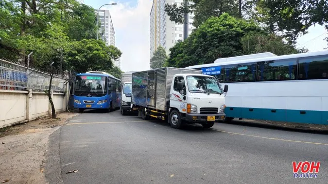 Hai xe tải va chạm tại Tân Bình, giao thông ùn tắc