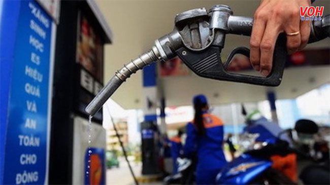 Giá xăng tăng vọt khỏi ngưỡng 23.000 đồng/lít