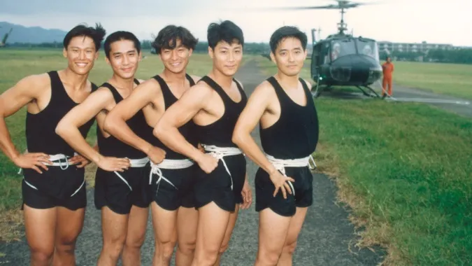 Khán giả choáng với hình ảnh của Lưu Đức Hoa trong trang phục quần hot pants