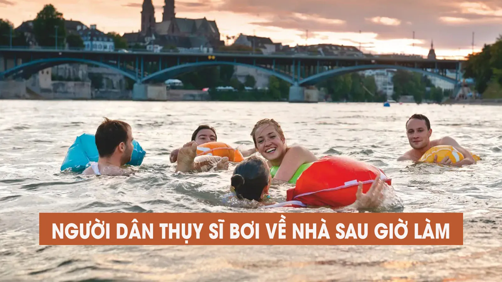 Bơi về nhà sau giờ làm – cách di chuyển ‘cực chill’ của dân văn phòng Thụy Sĩ