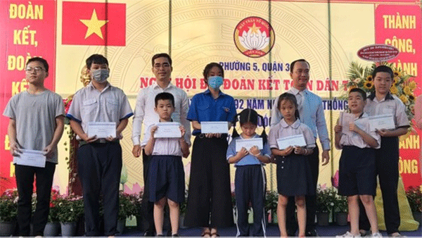 30 suất học bổng Agribank đến tay học sinh khó khăn ở quận 3