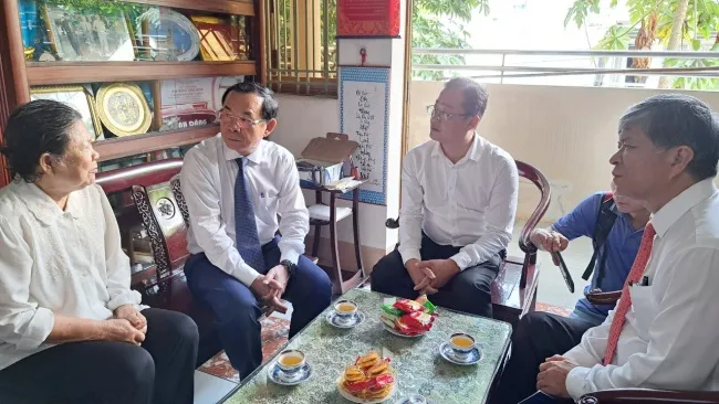Bí thư Thành ủy: Cần sự tiếp sức, kinh nghiệm, tầm nhìn... của trí tuệ nhà giáo