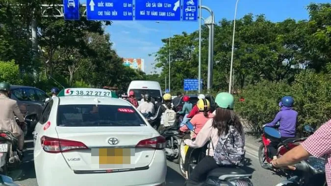 Sáng 17/11: Hai ôtô va chạm dưới cầu Sài Gòn, giao thông kẹt cứng; Hai xe tải tông nhau