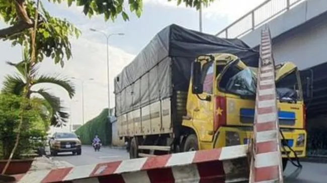 TPHCM: Xe tải tông sập thanh chắn cầu