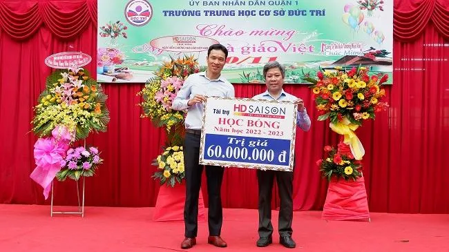 60 suất học bổng được HD SAISON trao cho các em học sinh có hoàn cảnh khó khăn, chăm ngoan