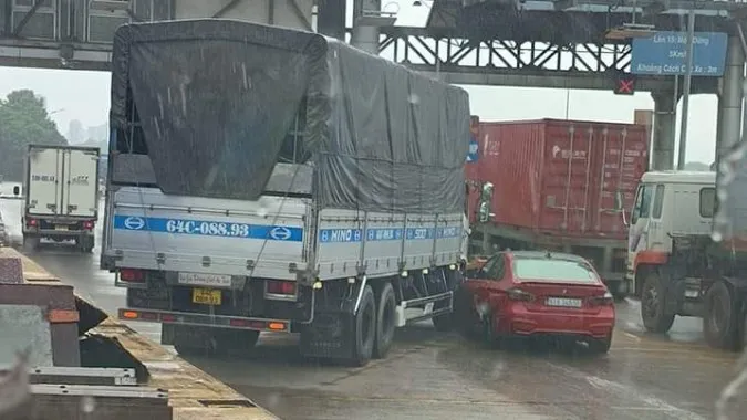 Ngày 18/11: Xe tải tông xe ôtô tại trạm thu phí Phú Mỹ; Một xe tải bốc cháy ngùn ngụt