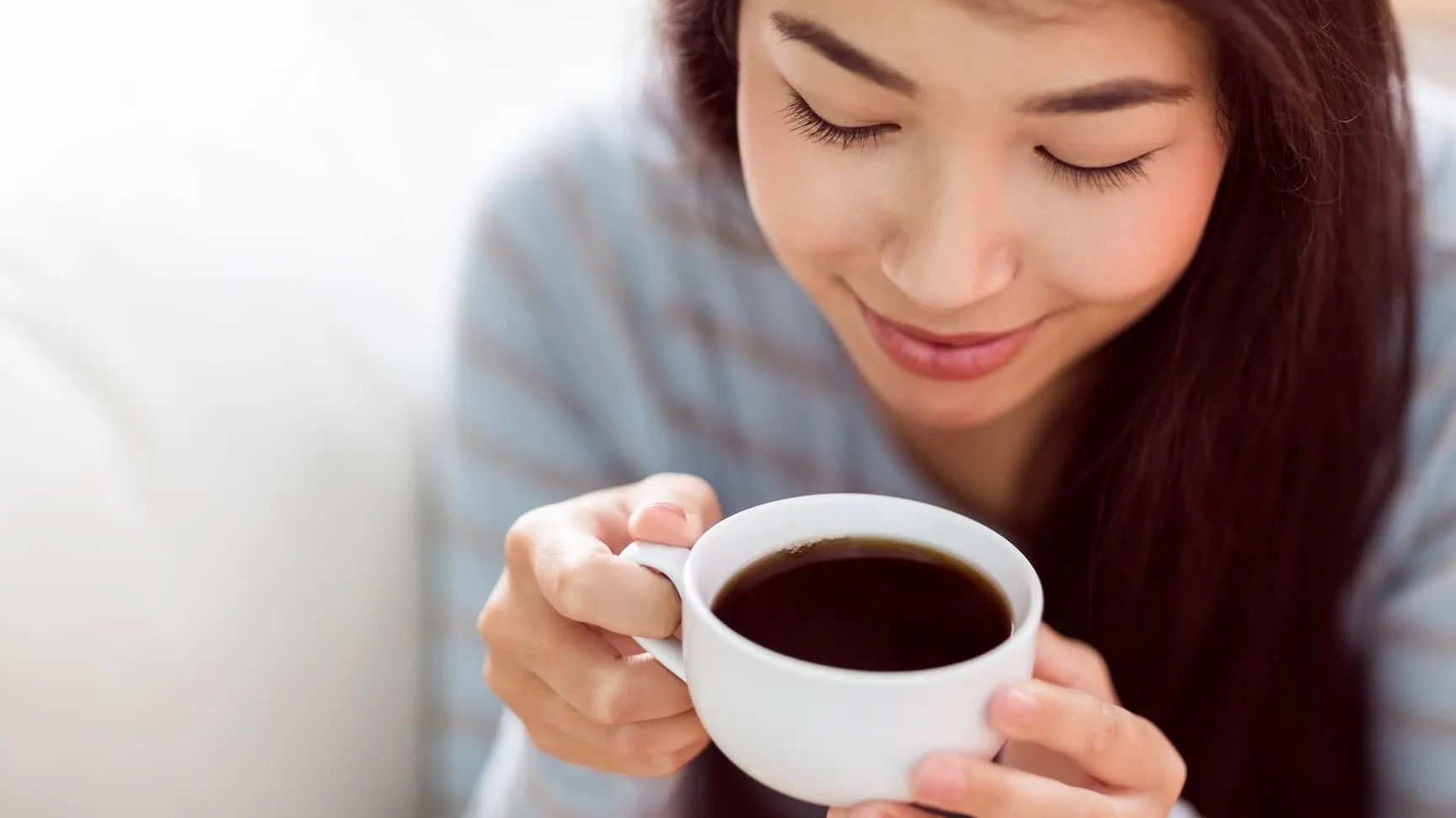 4 cách để tránh răng bị ố vàng do uống cà phê