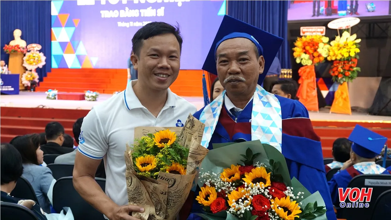 Niềm vui của người thầy nhận hơn 2.000 tin nhắn từ học trò mỗi dịp 20/11