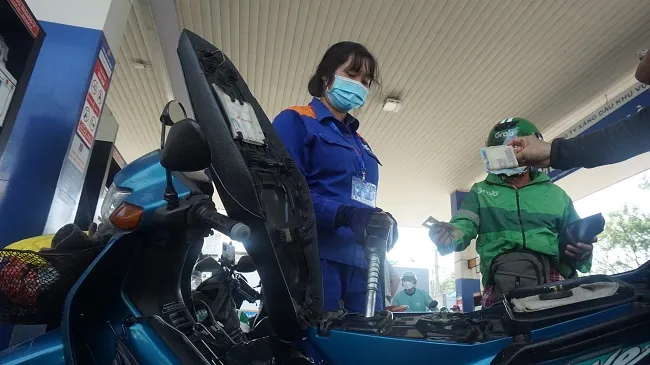 Ngày mai xăng có thể giảm 100-300 đồng/lít