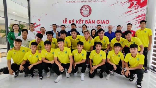 Chuyển giao 17 tài năng bóng đá trẻ cho CLB TPHCM