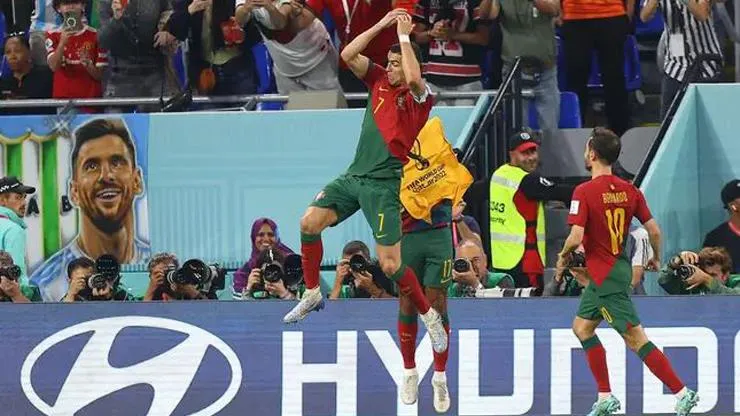 Ronaldo “trêu” fan MU, Bruno Fernandes muốn NHM làm điều lạ